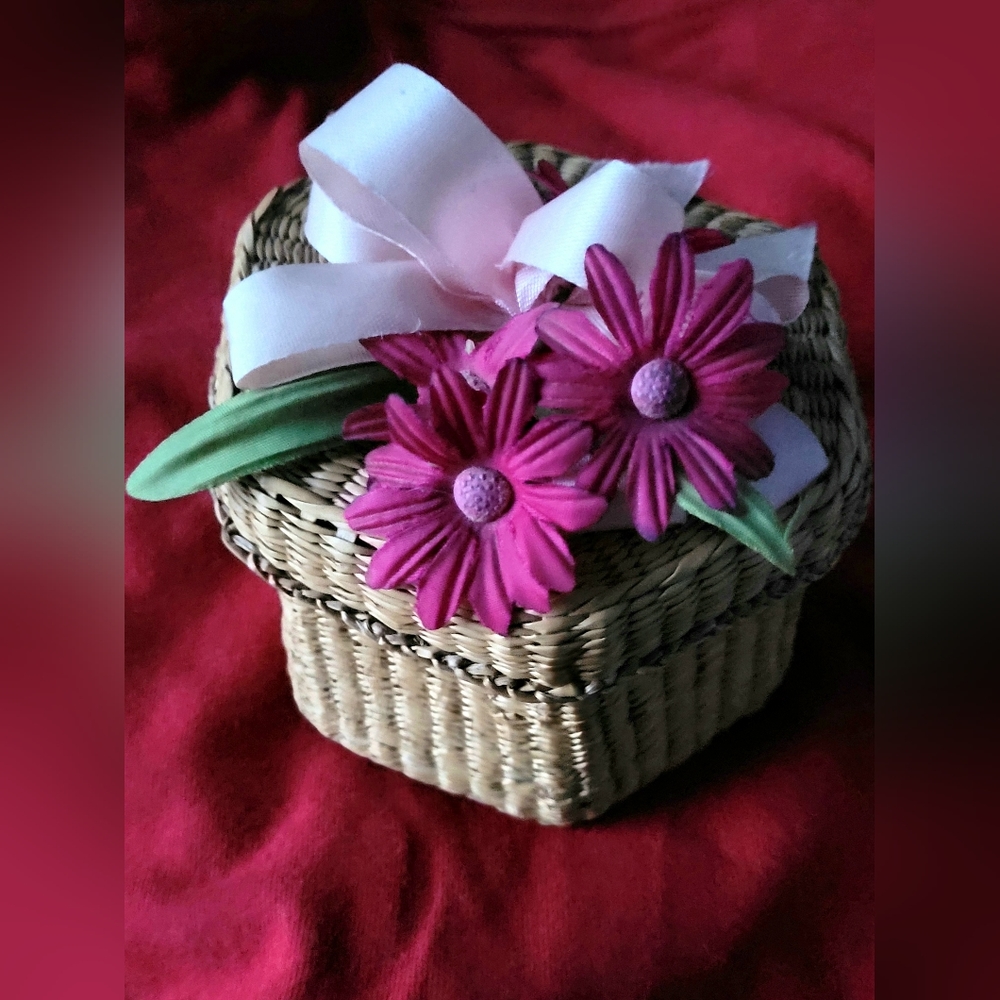 VTG Hexagon Sweetgrass Basket + Lid Gift Box